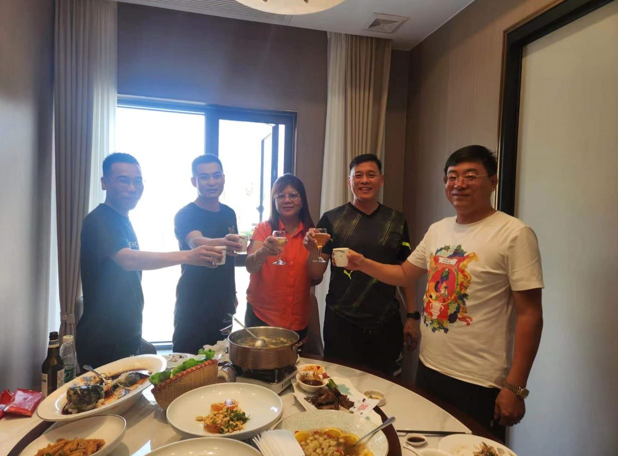 Jiangyin Huada spricht mit philippinischen Kunden über ein PE-Coil-Projekt für landwirtschaftliche Betriebe